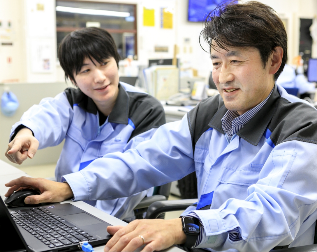 パソコンを見ながら話し合いをしている様子